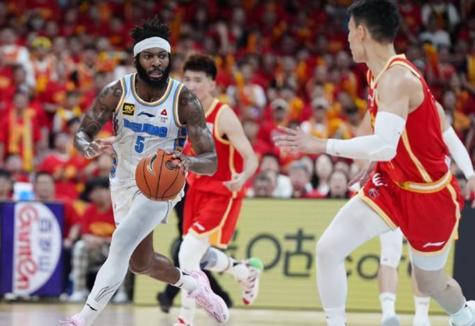 爱游戏体育 -今夜CBA常规赛传出新动向，山东泰山扳平良机，管理层表态——底气十足，更衣室氛围转暖 